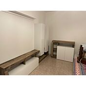 Credenza Madia moderna con 2 ante in finitura bianco laccato lucido e pero