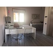 Scrivania moderna ad angolo con cassettiera in finitura Bianco lucido