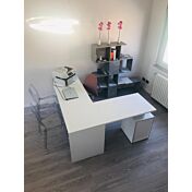 Scrivania moderna ad angolo con cassettiera in finitura Bianco lucido
