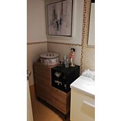 Credenza Madia moderna Glesborg con 2 ante e un vano a giorno in finitura Rovere e Nero carbone