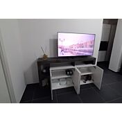 Credenza Madia a 4 ante con un ripiano in finitura bianco laccato lucido e ossido