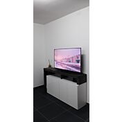 Credenza Madia a 4 ante con un ripiano in finitura bianco laccato lucido e ossido