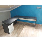 Capiente Scrivania moderna ad angolo con cassettiera in finitura Antracite e Bianco lucido