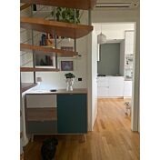 Credenza Madia di design con gambe in legno, 1 anta 3 cassetti, finitura Quercia, Bianca, Petrolio e Grigia