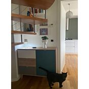 Credenza Madia di design con gambe in legno, 1 anta 3 cassetti, finitura Quercia, Bianca, Petrolio e Grigia