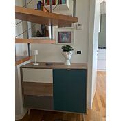 Credenza Madia di design con gambe in legno, 1 anta 3 cassetti, finitura Quercia, Bianca, Petrolio e Grigia