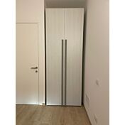 Funzionale Armadio moderno con 2 ante battenti, finitura Bianco altea con maniglie grigie