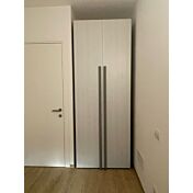 Funzionale Armadio moderno con 2 ante battenti, finitura Bianco altea con maniglie grigie