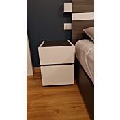 Moderna Coppia comodini stretti in finitura Bianco opaco e Noce moro