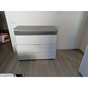 Conveniente Comò moderno 3 cassetti, finitura Bianco opaco e Beton. Guide ammortizzate
