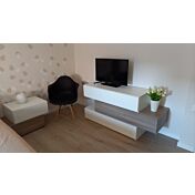 Elegante e moderno Comodino particolare con 2 cassetti di alta qualità in finitura Frassinato bianco e Olmo