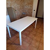 Tavolo allungabile moderno finitura bianco frassinato con struttura in metallo