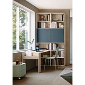 Zona studio moderna con libreria e scrivania finitura Petrolio, Orzo e Olmo