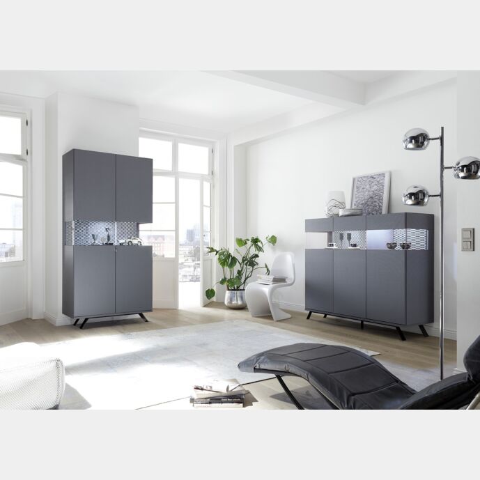 Sala moderna composta da Vetrina e Madia in finitura carbonio con piedino in ferro nero