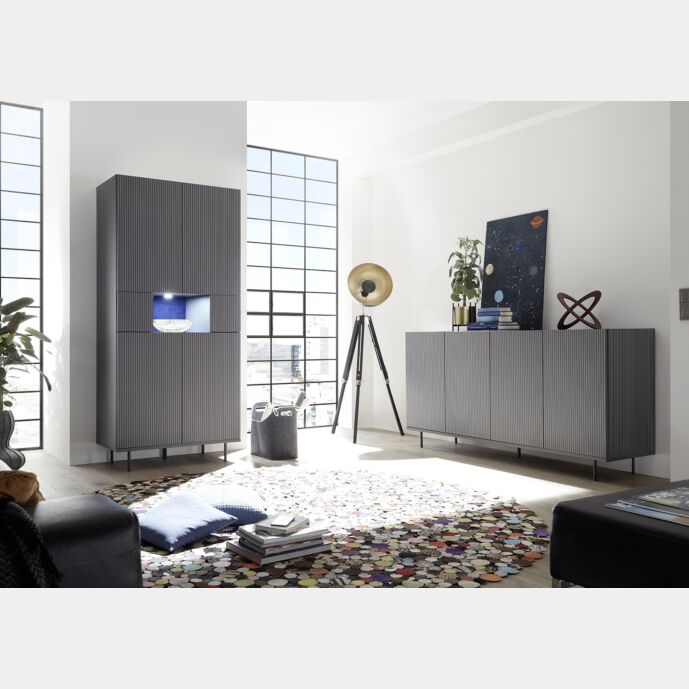 Sala moderna composta da Madia alta e Madia 4 ante in finitura grigio gessato con piedino