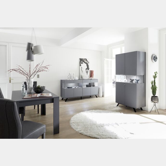 Sala moderna completa con tavolo, madia e vetrina in finitura carbonio e piedini in ferro nero