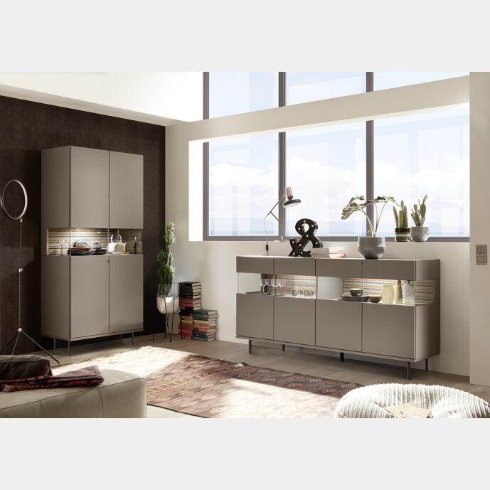 Sala moderna composta da Vetrina e Madia in finitura bronzo con piedini di design