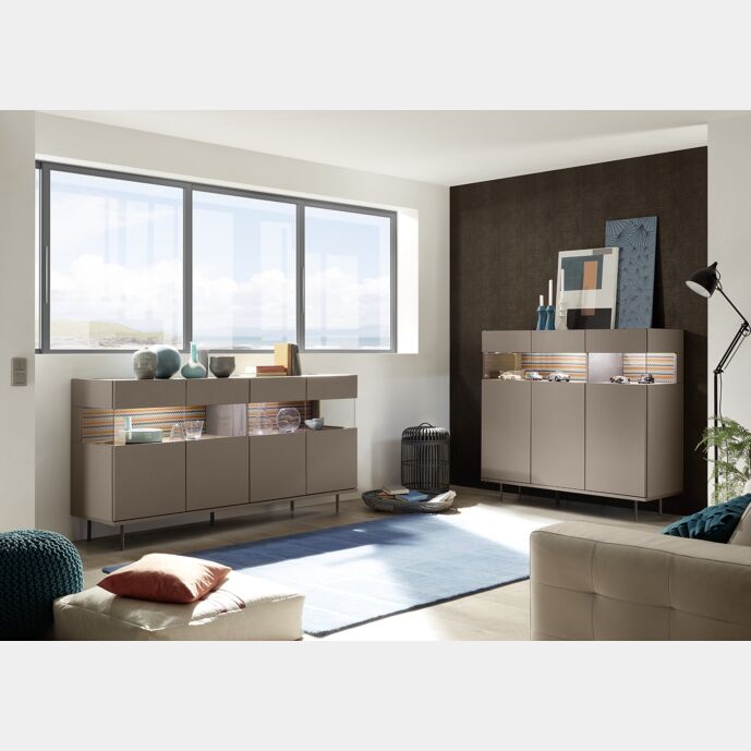 Sala moderna composta da Madia 2 e 3 ante, finitura bronzo, piedini di design