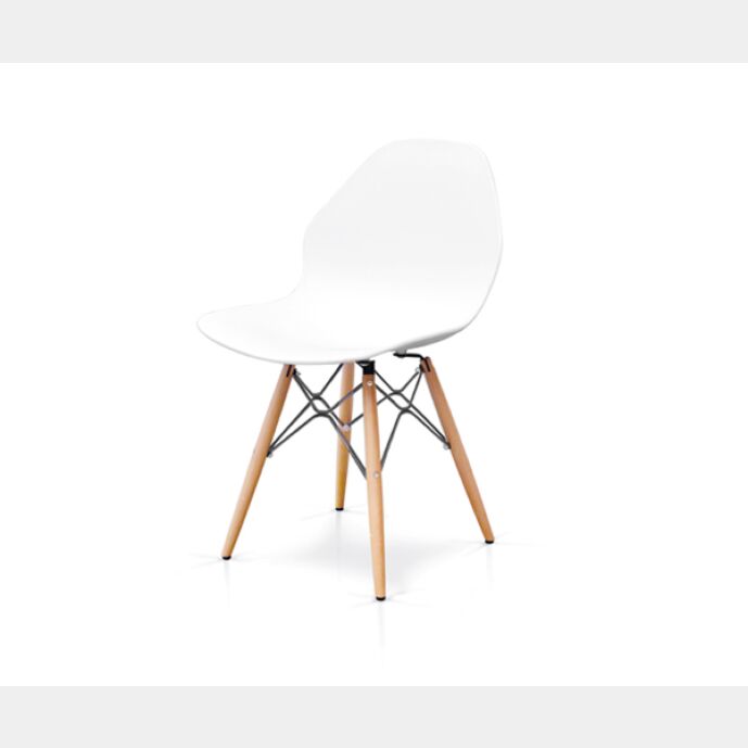 Sedia bianca, con gambe in legno e tiranti in ferro