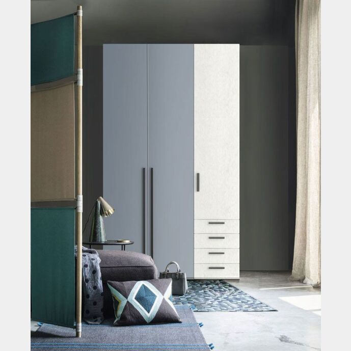 Armadio moderno L.136 a 3 ante e 4 cassetti H.257, finitura Cemento Artico e Cadaques