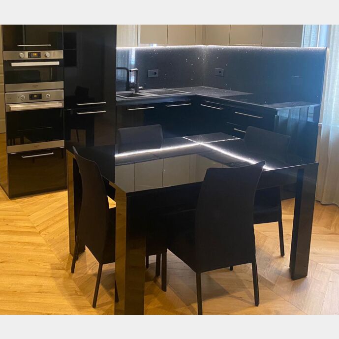 Elegante Tavolo moderno con allungo da 49 cm, finitura Nero Lucido