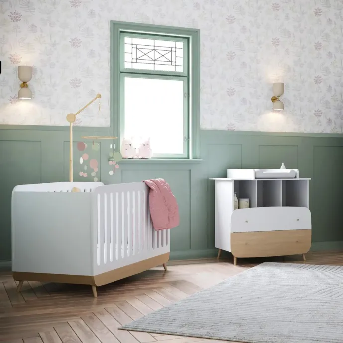 cameretta bianca con culla
