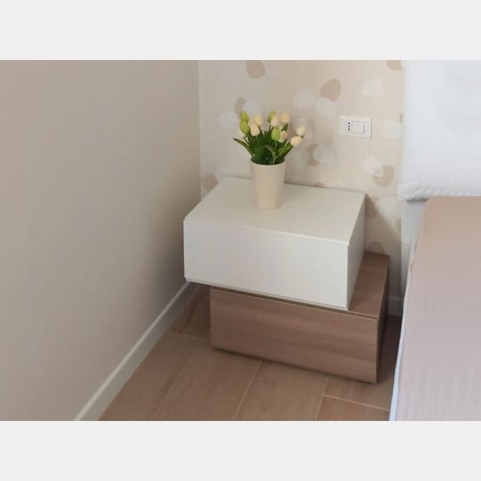 Elegante e moderno Comodino particolare con 2 cassetti di alta qualità in finitura Frassinato bianco e Olmo