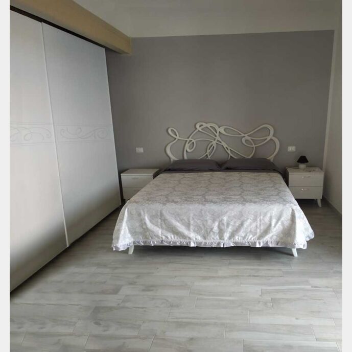 ACQUISTA ANCHE TU Letto matrimoniale con testiera lavorata, finitura bianco opaco