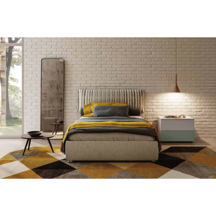 Letto piazza e mezzo imbottito in tessuto a righe beige