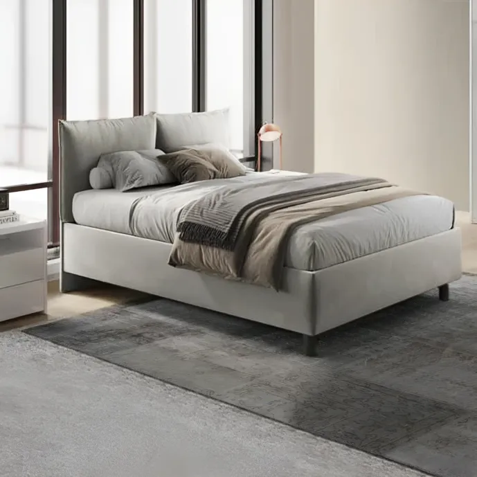 letto cuscini grigio