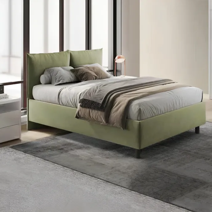 letto verde con cuscini