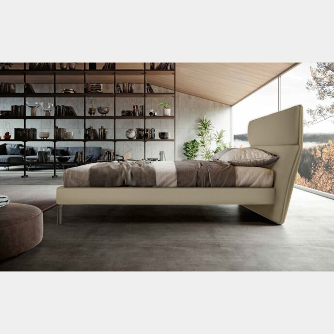 Letto matrimoniale ecopelle con testata retrofinita, finitura fango