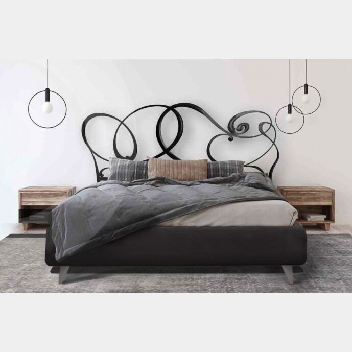 Letto con testata in ferro e giroletto in tessuto