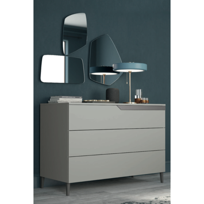 Comò moderno con apertura push-pull e piedini in finitura Grigio dorian