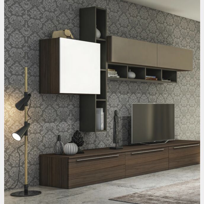 Parete attrezzata Noce con frontali e elementi sospesi in finitura Bianco seta e Visone e librerie color Fango