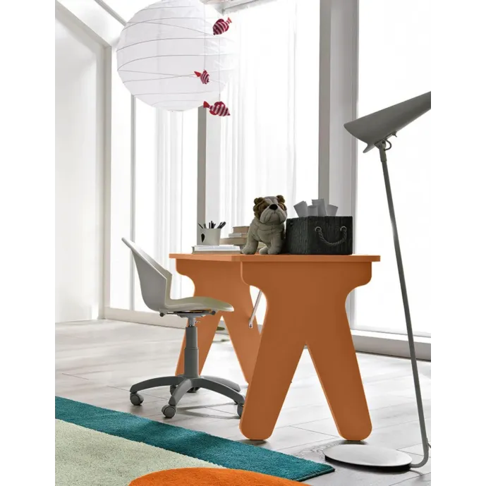 scrivania ragazzo arancio