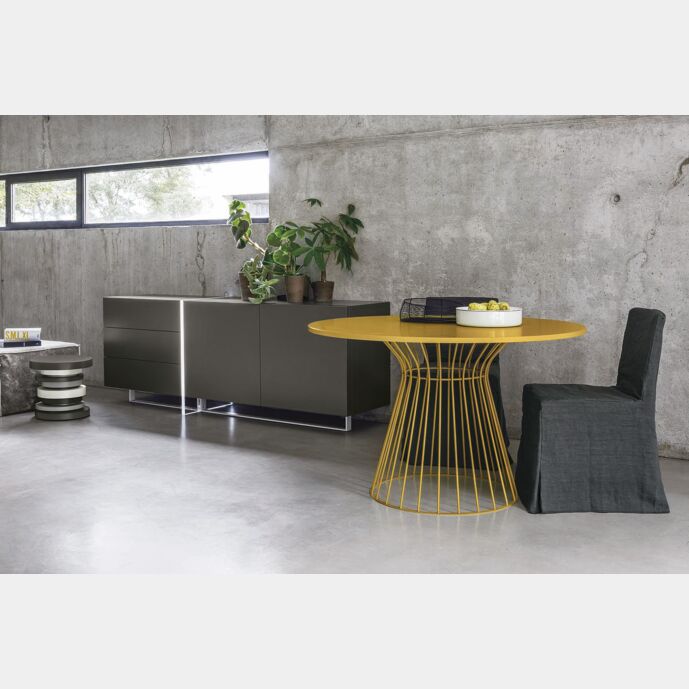 Tavolo rotondo giallo zafferano con struttura in metallo Zenzero Shop