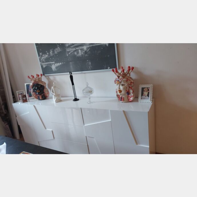 Madia moderna con particolari a 4 ante e 3 cassetti in finitura bianco lucido