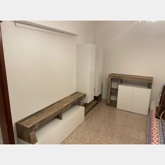 Parete attrezzata moderna con due pensili, bianca e pero