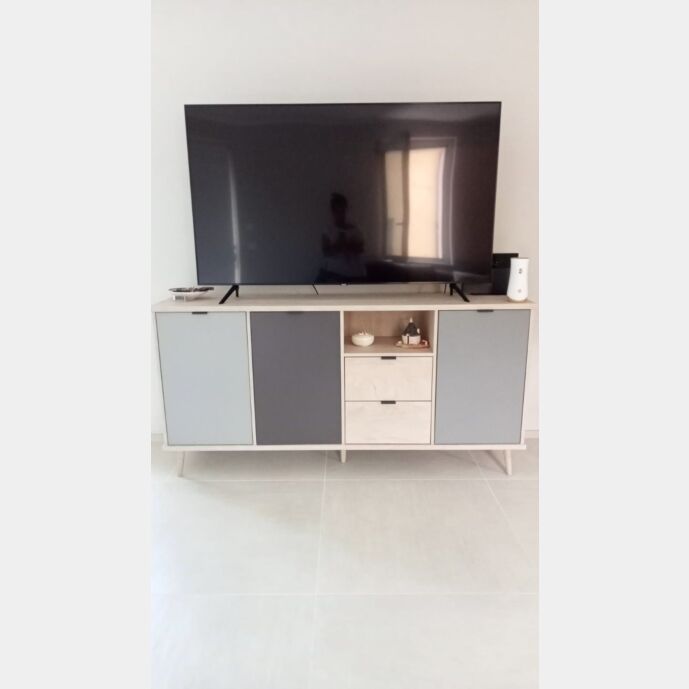 Madia nordica Rosvik con 3 ante e 2 cassetti in finitura Grigio Seta, Grigio Perla e Antracite