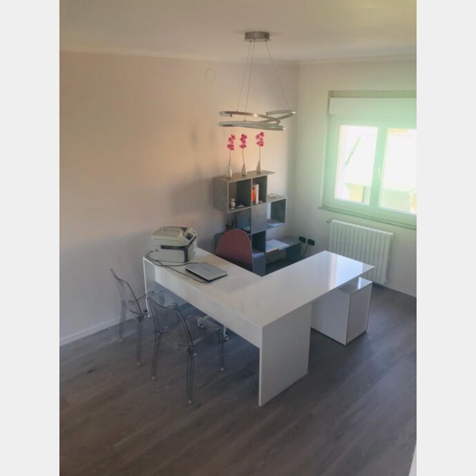 Scrivania moderna ad angolo con cassettiera in finitura Bianco lucido