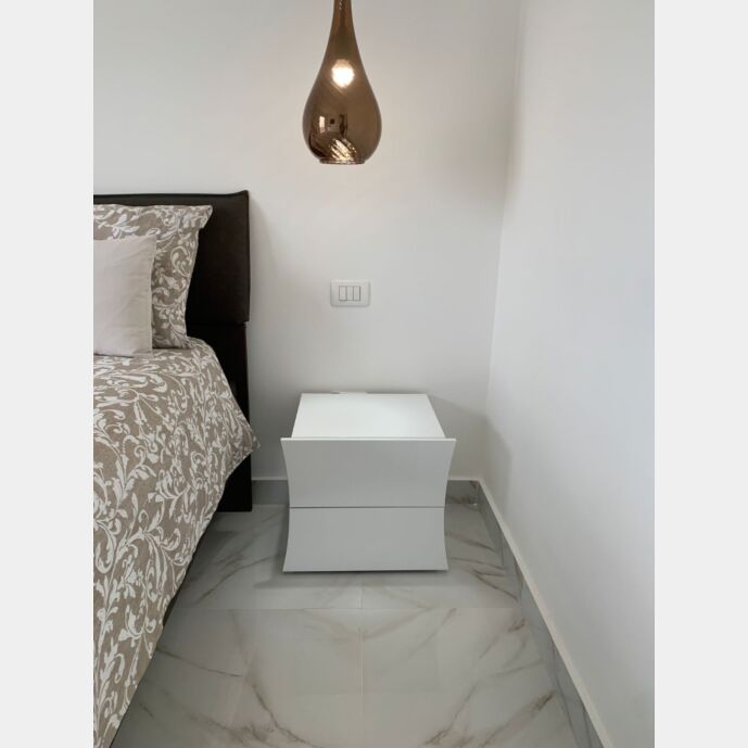 Moderno Comodino di design a 2 cassetti sagomati, bianco lucido, linea arco