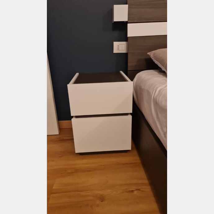 Moderna Coppia comodini stretti in finitura Bianco opaco e Noce moro