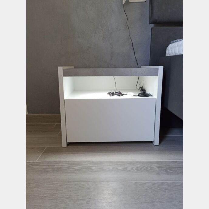 Economica Coppia di comodini finitura Bianco Opaco e Beton, guide ammortizzate