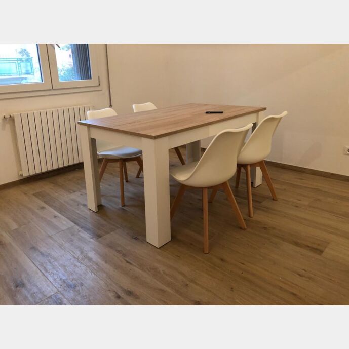 Tavolo da pranzo con piano rovere canadian e gambe bianco artik, allungabile