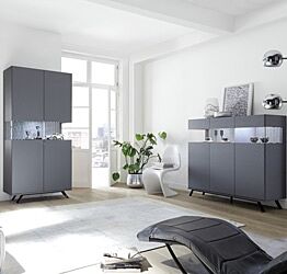 Sala moderna composta da Vetrina e Madia in finitura carbonio con piedino in ferro nero