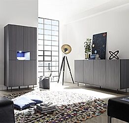 Sala moderna composta da Madia alta e Madia 4 ante in finitura grigio gessato con piedino