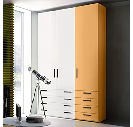 Armadio moderno L.151 a 3 ante e 8 cassetti H.257, finitura Bianco Opaco e Miele