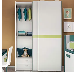 armadio bianco luce e verde cedro