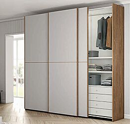 Armadio scorrevole a 3 ante in finitura Grigio dorian e Rovere cognac